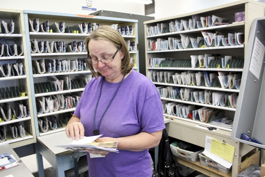 Maryville, MO, Rural Carrier Kristi Hanna sorts mail recently. Image: Maryville Daily Forum