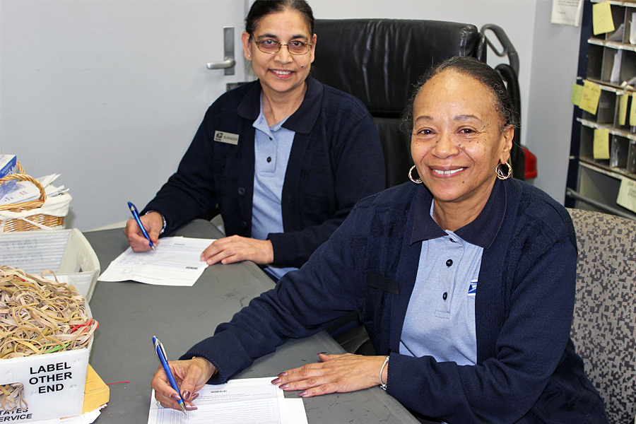 Bedford Park, IL, retail associates Surinder Sidhu and Rosalind Traylor complete Postal Pulse surveys earlier this year.