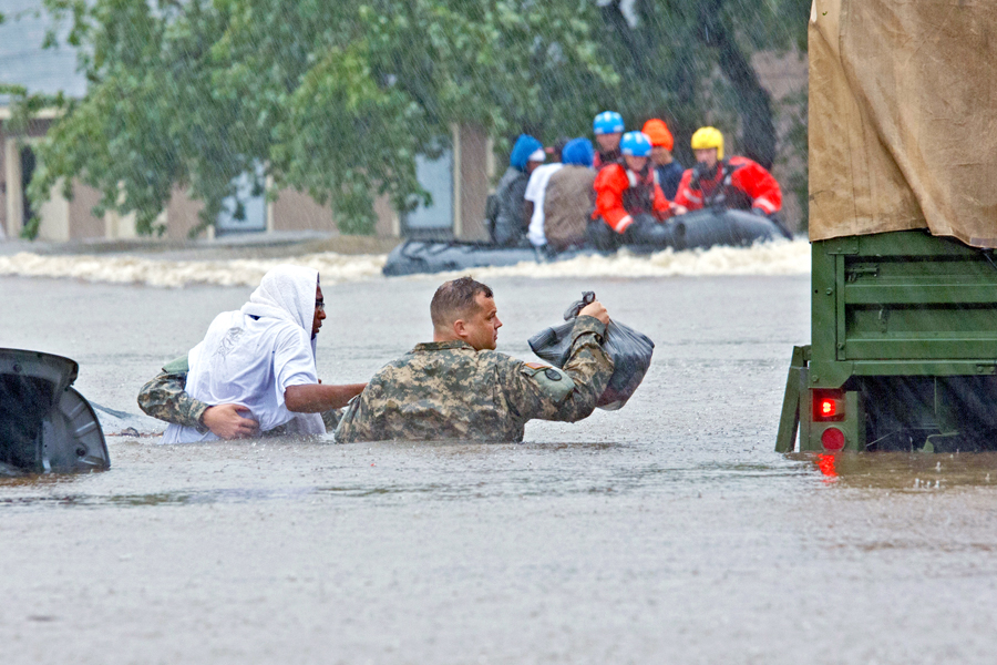 North Carolina Army National Guardsmen and local emergency services help with evacuation efforts during Hurricane Matthew in Fayetteville, NC, Oct. 8. Image: Army National Guard