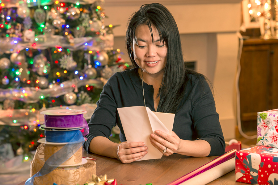 USPS and PopSugar are helping customers use the mail to say happy holidays.