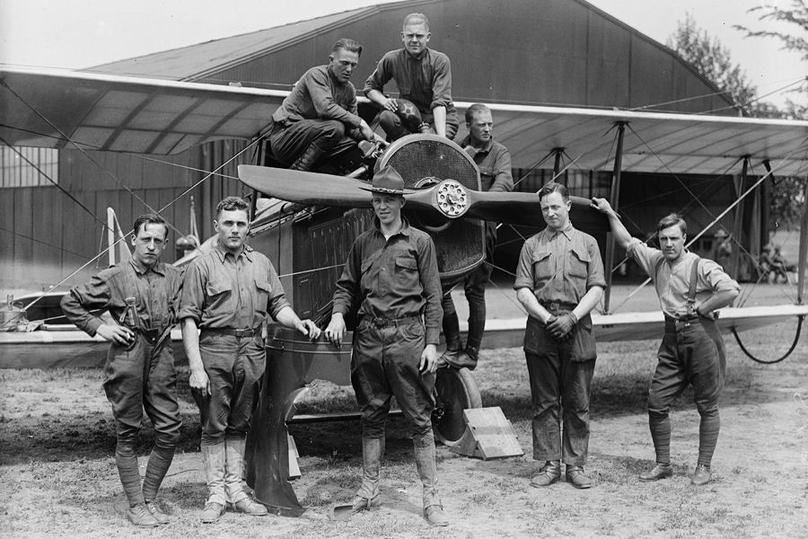 U.S. Army airmail service crew in 1918